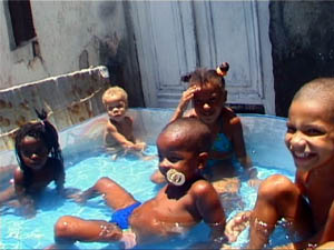 une famille s entasse au soleil dans la petite piscine pour enfant posee sur son balcon. Rioooooo, Cidade Maravilhosaaaaaa !!!
