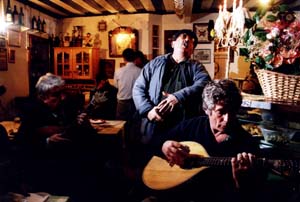 Dans cette petite taverne, les vieux du quartier viennent chanter la douleur des sentiments