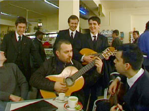 Patrick, le maître de chant, dirige ses trente choristes avec rigueur et ...